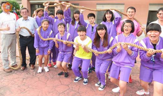   金湖國中女子拔河隊出賽前在校中的合影。（張建騰攝）