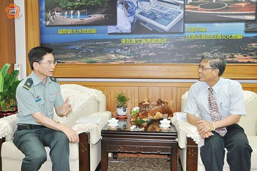 國防部軍備局副局長蔡振義少將昨抵縣府拜會並座談:與副縣長等人針對土地問題交換意見。(翁碧蓮攝)