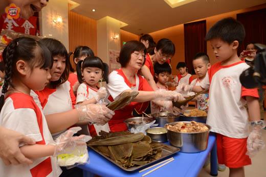 由華山·創世基金會舉辦的「小小幼童包粽子、陪伴獨老過端午」活動昨日登場，吸引地區數十名幼兒園幼童熱情參與。（董森堡攝）