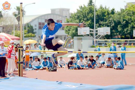 金城學區運動會中，跳高選手展現英姿，飛躍橫竿。（董森堡攝）