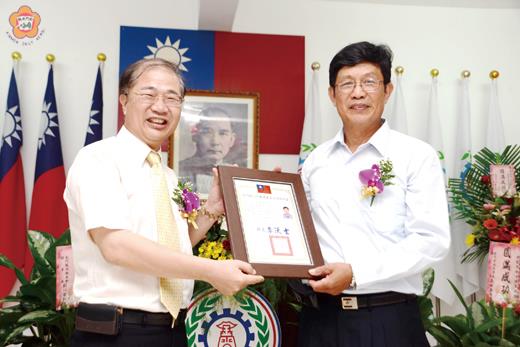 　金門縣總工會昨舉行第二十二屆理監事當選證書暨感恩餐會，由縣長李沃士頒發當選證書予新任理事長曾宗慶。（董森堡攝）