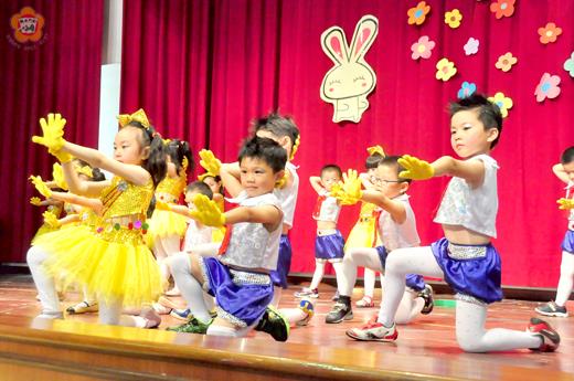 金城幼兒園昨辦幼中班成果發表會，精彩唱跳，演出相當活潑。（許峻魁攝）
