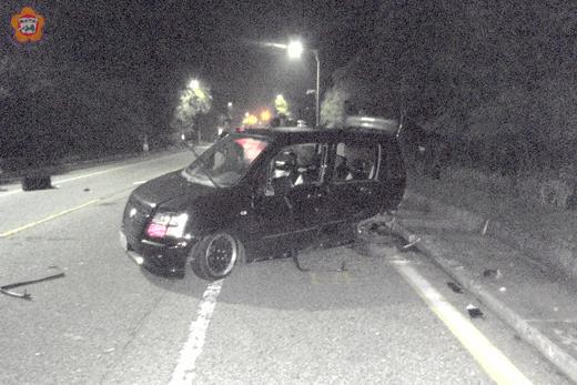 金寧鄉伯玉路深夜發生一件疑似酒後駕車肇事交通事故,圖為被撞的自小客車。(照片由金城警分局提供)