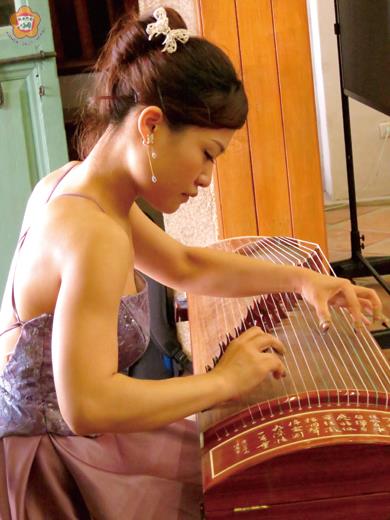   王敦玲立志要在古箏一藝追求「登峰造極」，並希望逐步推動古箏樂的小三通文化交流。（張建騰攝）