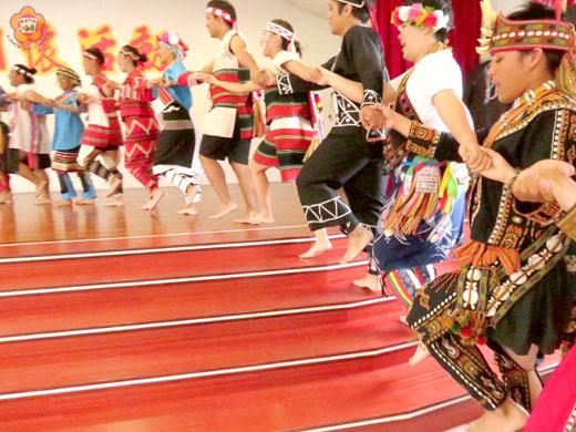   大仁科技大學原住民青年服務社學生在金門監獄表演十四族群禮讚。
（張建騰攝）