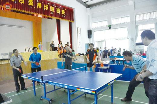 柏村國小首屆高吉盃桌球邀請賽，在副縣長吳友欽、鎮長蔡西湖、前議長謝宜璋等開球下正式開打，四隊近五十人捉對廝殺，最後由金湖桌球發展協會奪冠。（陳麗妤攝）