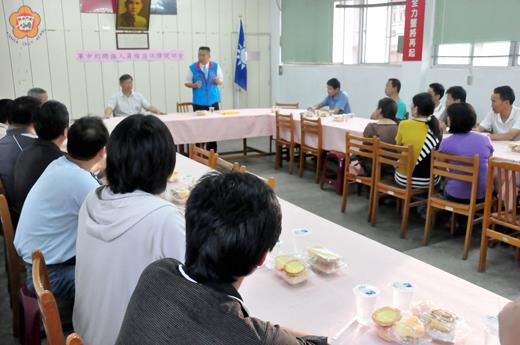 立委楊應雄偕同國民黨金門縣黨部昨召開「軍中約聘雇人員工作權益保障說明會」,立委楊應雄說明爭取過程,約有二十多位約聘雇人員與會。(翁碧蓮攝)
