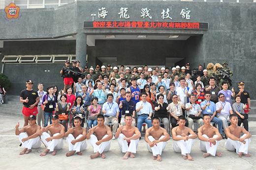 台北市府及議會七十餘人昨抵金勞軍,前往海龍蛙兵營區與官兵合影。(許峻魁攝)