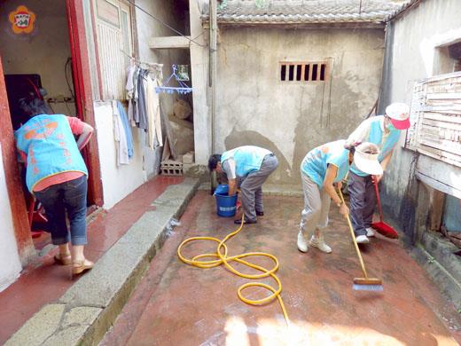 端節將至，金城鎮長石兆瑉昨率領綜合志工，協助獨居老人環境清潔打掃。
（翁碧蓮攝）