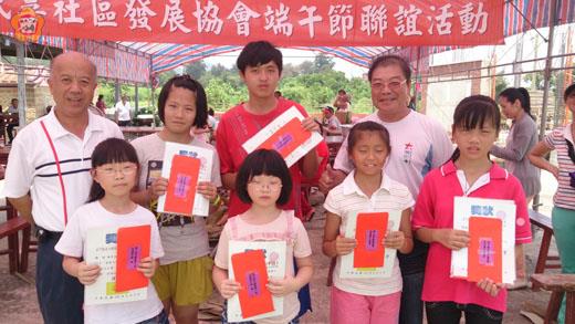   蔡厝民享社區發展協會辦端午節活動，現場表揚「蔡厝古道-元履湖之美」比賽得主，民眾一起包粽、品粽賀佳節，男性居民也小試身手，讓活動增添趣味。（陳麗妤攝）