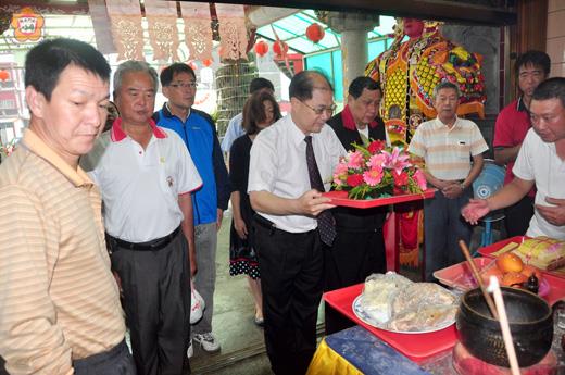   金寧鄉福寓宮溫府千歲聖誕慶典，縣長昨率縣府官員前往捻香致意。（許峻魁攝）