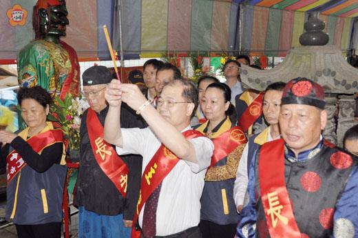   金城鎮南門里天后宮慶祝境主藍賓王聖誕暨泉州溫陵媽祖蒞金巡安慶典昨舉行：縣長李沃士率府會主管依循古禮拈香獻祭。（李增汪攝）