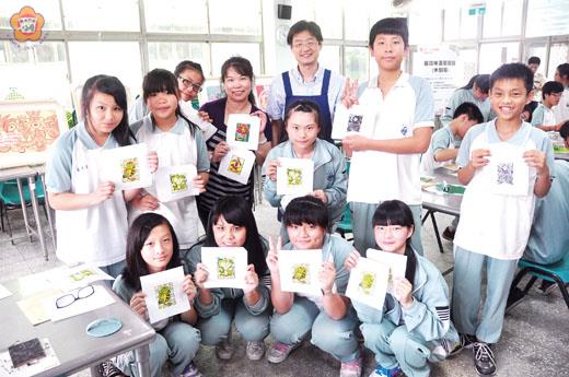   「藝術趴趴GO」下鄉活動昨抵金寧中小學，國中部學生開心展示版畫作品。（許峻魁攝）