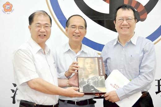   監察委員劉玉山、周陽山昨巡察署立金門醫院、文化園區等單位，關心金門醫療以及園區經營管理事宜，受到縣長李沃士等歡迎，準備成套書籍相贈。（陳麗妤攝）