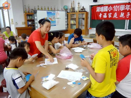   湖埔國小利用假日辦理「新住民親子生活體驗營」親子創意香包DIY活動，學習製作手工藝品。（湖埔國小提供）