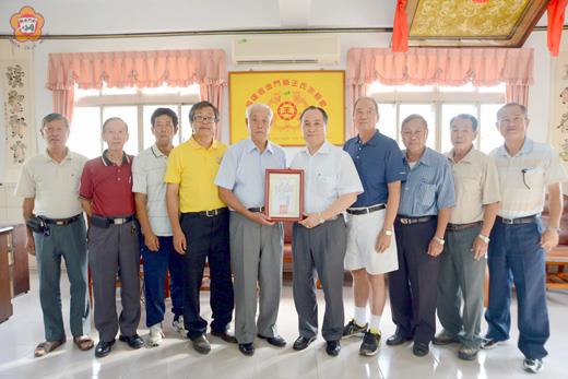 金門鄉訊人物聯誼會會長王水衷（右五）昨日到王氏宗親會拜訪，並捐贈會務活動籌備金五十萬元整，期望能襄助聯誼大會會務運作。（董森堡攝）