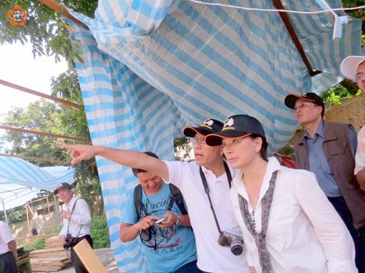 龍應台在「陳清吉洋樓」前現地考察情形。(張建騰攝)