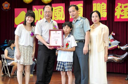 中正國小畢業典禮,縣長李沃士出席,頒獎表揚表現優異之學生。(許峻魁攝)
