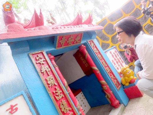 龍應台表示，文化部會立即做一大膽島戰地文化史蹟的專業委託調查案。圖為龍應台在大膽北安寺朝謁廟的情形。（張建騰攝）