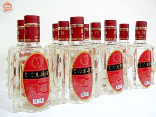 縣警局查扣印有「宝門(簡體字)高粱酒」字樣與金酒公司酒品相似之高粱酒,依法究辦。(照片由縣警局刑大提供)