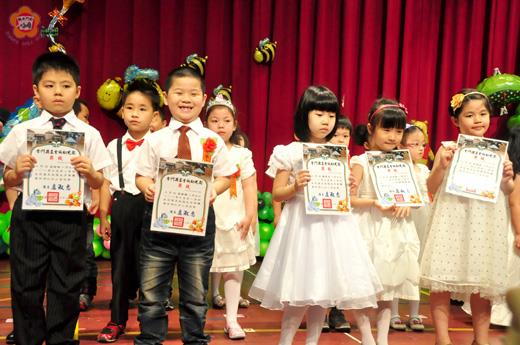   金城幼兒園昨畢業典禮，幼生臉上掛滿笑容，開心上台接受表揚。（許峻魁攝）