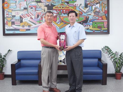   枋寮鄉代理鄉長林豐精率領的參訪團抵達金城鎮參訪並拜會，雙方也互贈紀念品聯絡情誼。（李金鎗攝）