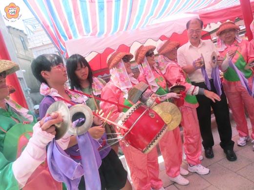   鑼鼓隊不再是「童子功」，塔后的婆婆、媽媽、姐妹們也能敲出廟會的熱鬧勁。（張建騰攝）