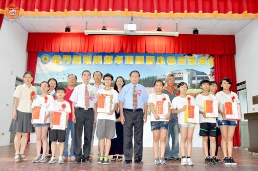   卓環國小昨日溫馨舉行畢業活動，縣府教育處副處長陳金文頒獎績優畢業生，帶來李縣長的祝福之意。（許加泰攝）