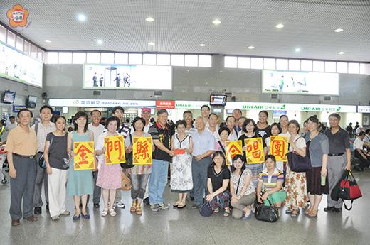   金門縣合唱團昨日搭機赴台參與比賽，該團顧問劉兆輝醫師、國民黨金門縣黨部主委林芳旋等人到場加油打氣。（李金鎗攝）