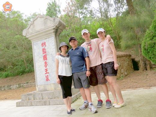 兩對青年按圖索驥找到魯王墓，昨天到魯王墓，剛好是魯王冥誕。（張建騰攝）