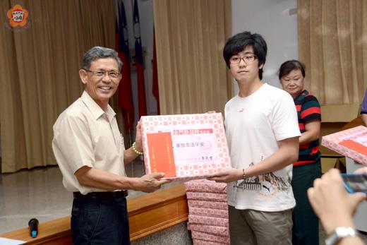   縣府昨日舉行各軍種常備兵入營前歡送座談會，由副縣長吳友欽歡送今年度將入伍的三十六名役男。（董森堡攝）