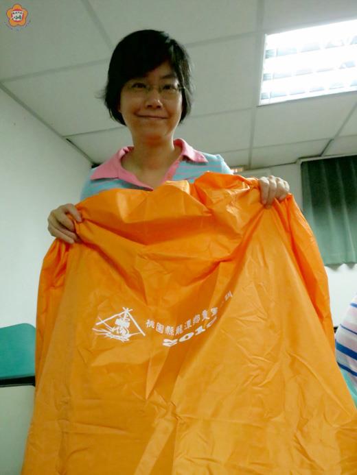   朱梅韶原想用這一襲童軍防風雨衣夜宿走廊或操場參加「教師環境教育人員認證」研習。她希望在「文教」與「環教」的交融中，建構重要的生命經驗！（張建騰攝）