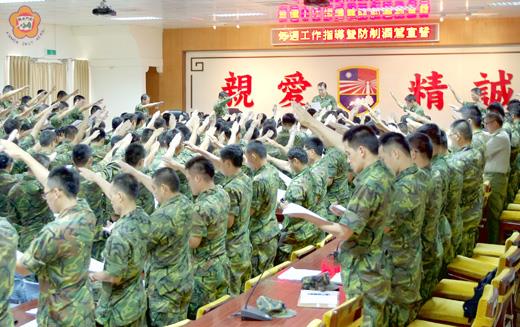 金防部召開「工作指導暨防制酒駕宣導」，由官兵宣誓杜絕酒駕。（金防部提供）