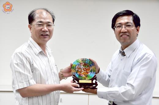 工程會主委陳振川昨抵金視察金門大橋工程，同時與縣府團隊進行「公共建設執行研討會」，頒紀念品表揚李沃士縣長（左）在公共工程推動的傑出表現。
（翁碧蓮攝）