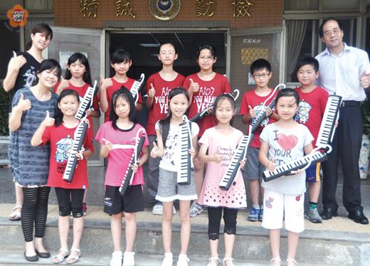   何浦國小口風琴樂團今年度公開亮相，驚豔全場也廣受好評，成為學校特色社團之一。（陳麗妤攝）