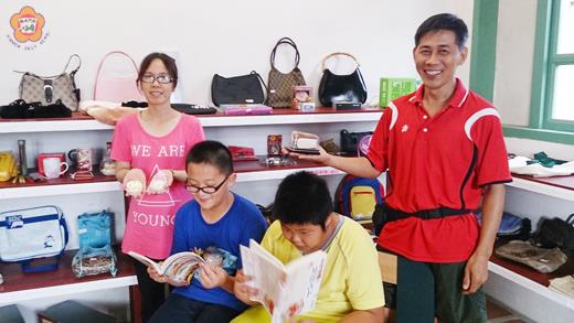   碧山東店社區二手商店開始試賣，有寄賣品、義賣品和維修再生寄賣品等，不乏圖書、文具、家（電）俱，和社區自製手工香皂，二手物品募集、寄賣中，歡迎鄉親參與。（陳麗妤攝）