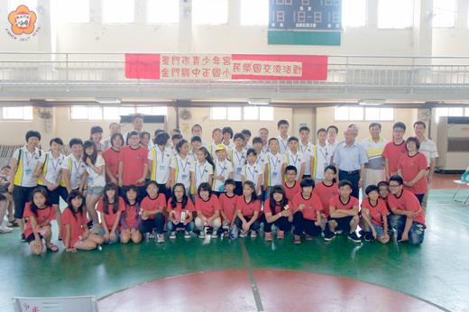   廈門青少年宮昨赴金交流，與中正國小學生合影。
（中正國小提供）