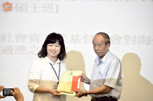 2013「移動之民」金門僑鄉與海外華人研究學術研討會昨閉幕,金門縣政府教育處長李再杭頒獎榮獲「紀念王秀惠教授最佳論文獎」得獎者。(李增汪攝)