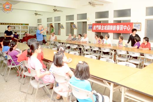 古崗社區發展協會開辦的樂齡課程－山寨小學認識國語、數字等課程班，阿公阿嬤歡樂學習，展現活到老、學到老的認真精神。（董森堡攝）