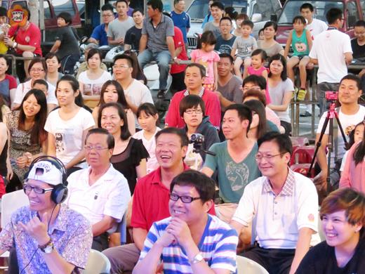   金湖鎮第七屆歌唱大賽的預賽進行時，評審、觀眾之一景。（張建騰攝）