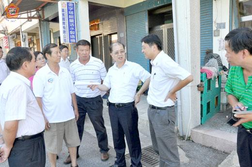   縣長李沃士昨日實地會勘金湖鎮公所計畫興建社區活動中心，聽取相關單位的簡報與說明。（李金鎗攝）