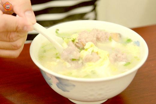 金門廣東粥料多味美,是地區傳統早點之一;廣東粥久經熬煮、其內不見米粒,是父母親餵食小孩的絕佳美食。(董森堡攝)