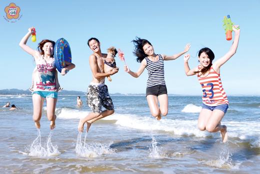   由觀光處舉辦的二○一三夏艷金門海洋風系列活動正式開跑，后湖濱海休憩園區已完成沙雕作品佈置，許多地區民眾及遊客們把握夏日時光探訪后湖海濱，享受碧海藍天的戲水樂趣。（董森堡攝）