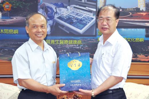   財政部長張盛和昨日上午抵縣府訪視：縣長李沃士贈金酒紀念。（翁碧蓮攝）