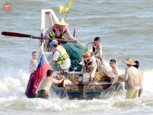 花蛤季的牽罟船昨天首航。	
  
（張建騰攝）