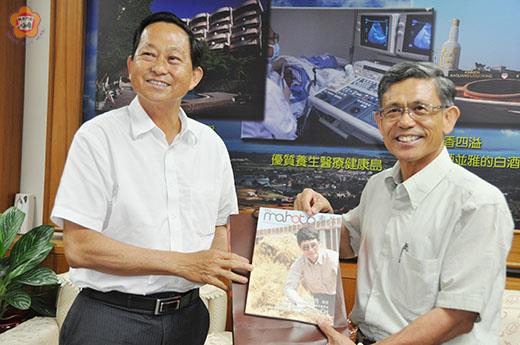 　新加坡國際元立集團總裁陳逢坤昨拜會副縣長吳友欽時，以好書相贈。（翁碧蓮攝）