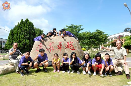   金寧中小學電音舞蹈團應邀參與台南市「青春少年台金電音瘋神榜」活動，學生很開心。（許加泰攝）