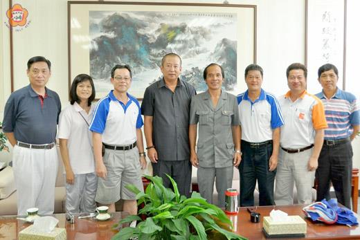   副議長許建中（右五）、議員林金量（右四）歡迎台灣體育運動大學副校長沈易利（左三）等人來訪，並合照留念。（莊煥寧攝）