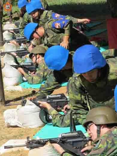 打靶時除了一身迷彩軍服外,還頭戴防彈盔,身穿防彈衣,全副武裝;這是金戰營學員最有英氣的一刻。(張建騰攝)