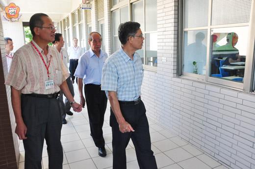 國中教師聯合甄選昨登場,副縣長前往巡視考場。(許峻魁攝)